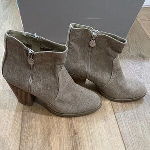 Simply Vera Vera Wang Tan Ankle Boots